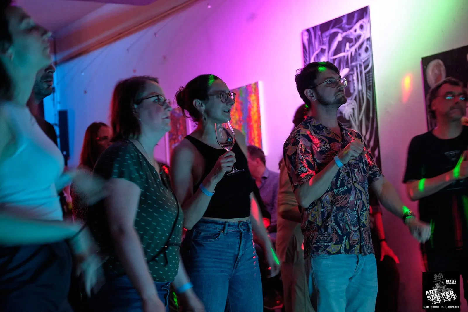 Publikum tanzt und singt mit