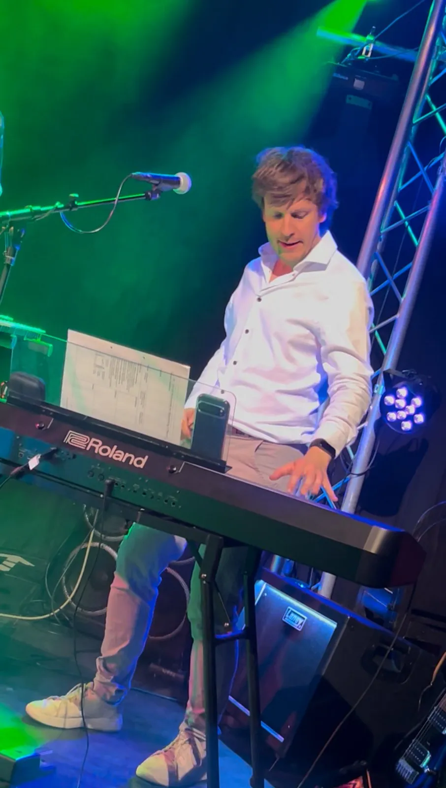 Tobias am Keyboard im grünen Licht